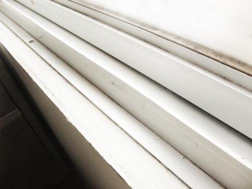 カビ菌…舞ってない？見落としがちな【窓サッシ】を“一発で”キレイに仕上げるワザ⇒「ゴッソリ落ちた」