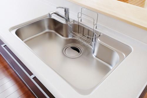 シンク掃除サボってる人！ステンレスが【劇的に光り輝く】身近なアイテムと掃除術⇒「ホント新品みたい！」