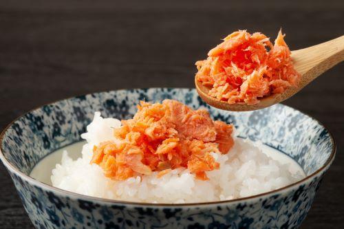 ＜鮭フレーク＞白米と食べてる人に試してほしい【絶品アレンジ】⇒「その発想はなかった！」
