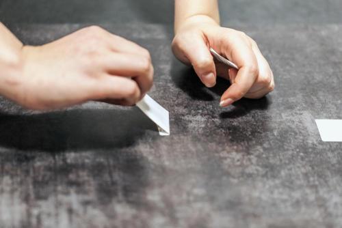 シールが【感動するほど】スルッと剥がせる裏ワザあり！「もうイライラせずに済むわ…！」