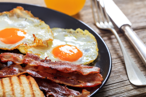 できる人いる？卵1個で“2つの目玉焼き”を作る【裏ワザ】大公開！⇒「めっちゃ得した気分です！」