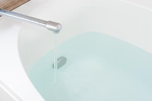 めっちゃ助かる！湯船の保温効果を【爆アゲ】する裏ワザ→「100均アイテムでもできるのは嬉しい！」
