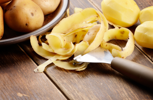 『じゃがいもの皮』がスルスルむける！ピーラー不要の【アッと驚く】裏ワザ→「子どものお手伝いも安心です♪」