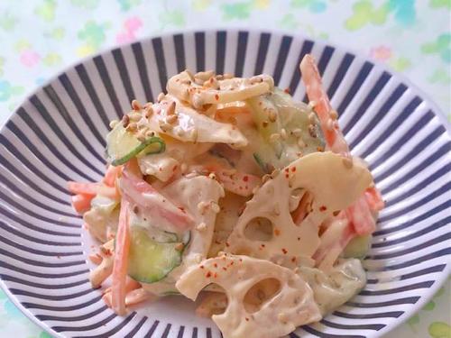 食感が堪らない！「シャキシャキれんこんのピリ辛サラダ」簡単レシピ｜しょうゆマヨが相性抜群