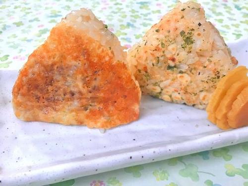 やみつき必至！「カリカリ焼きチーズおにぎり」簡単レシピ｜贅沢すぎて幸せ♪