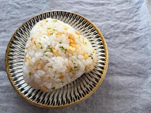 余った「揚げ玉」で作るおにぎりの簡単レシピ｜美味しすぎたからシェアしちゃう！