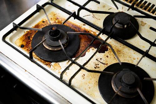 油汚れや焦げを放置しがちな人は試して！『ガスコンロ』の掃除が【驚くほど】ラクになる“コツ”→「さっそくやります！」