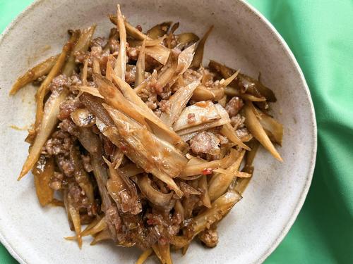 ごはんが足りない！【おかわり必至】の絶品「ごぼうとひき肉のピリ辛みそ炒め」簡単レシピ