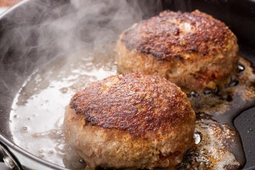 フライパンでもオーブンでも【失敗しない】ハンバーグの”完璧な焼き方”⇒肉汁たっぷりジューシーに！