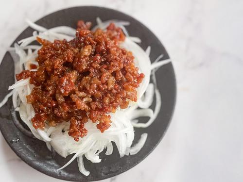 【新玉ねぎ×肉みそ】で作る極上おつまみ！濃いめの味付けで酒の肴にピッタリ♪