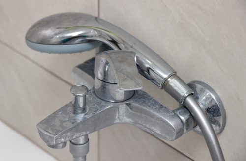 頑固な“石鹸カス”が【みるみる落ちる】オドロキの掃除テク！→「洗剤の使い分けなんて知らなかった…」