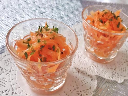 作り置きに！「粒マスタードのキャロットラペ」簡単レシピ｜油控えめでさっぱりが嬉しい！