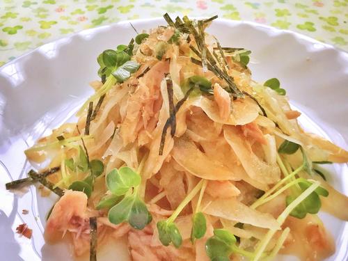 箸休めにも酒の肴にもオススメしたい！「新玉ねぎとツナのさっぱり和風サラダ」簡単レシピ