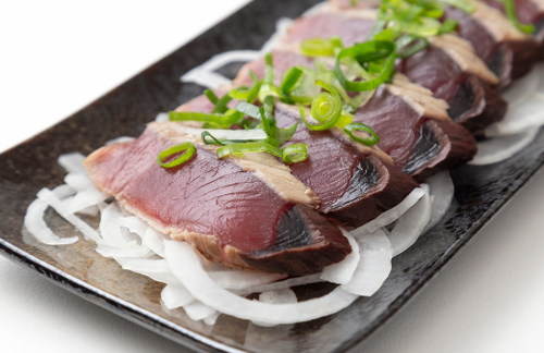 まるで別格の味わい【カツオのたたき×玉ねぎ】相性バツグンだから絶対に試してみて♪