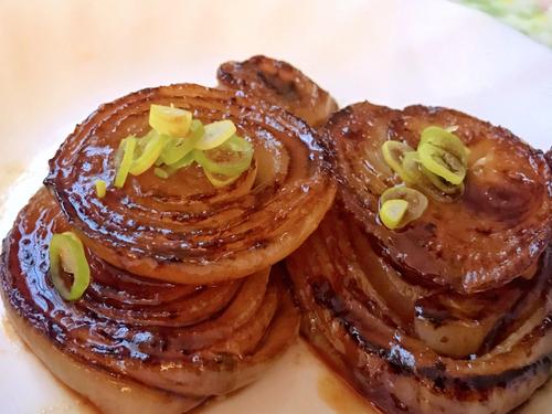 ヤミつき必至！『ガーリックバターしょうゆの玉ねぎステーキ』簡単レシピ｜ご飯にもお酒にも♡