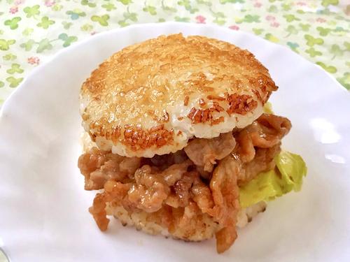 感動！自宅で“お店の味”が楽しめる「ライスバーガー」簡単レシピ｜大人も子どもも大満足♡
