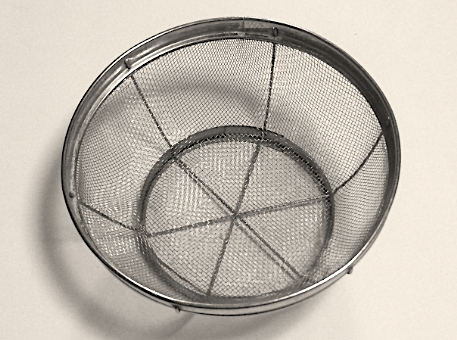 【ざる】スポンジで洗うのはNG！意外と知らない「正しい洗い方」⇒目詰まりも一発解消！