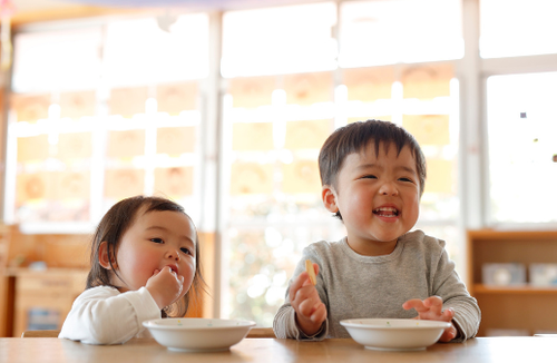子どもの食べこぼし【すぐ叩くのはNG】ってホント！？→「こするのがNGなのは知っていたけど…」