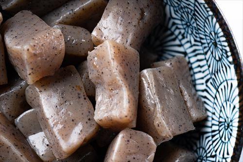 こんにゃくが【劇的に】美味しくなる“切り方”があった！→適当に切ってた人は絶対やって！