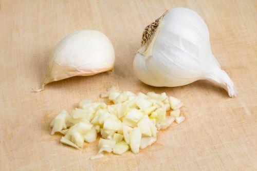 「適当に切ってた」←こんな人は覚えておいて！【にんにく】の切り方＆臭いを抑える“裏ワザ”もあるよ♪