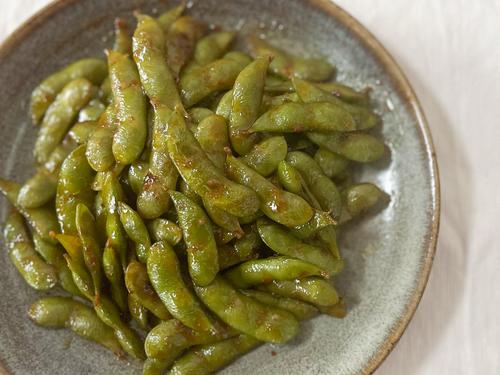 お酒が進みすぎる！5分で完成「枝豆のオイスターソース炒め」簡単レシピ｜ピリ辛がたまらない！