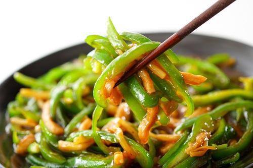 手軽に中華♪「たけのこ」を使わない【チンジャオロース】の簡単な作り方！食感や彩りの変化が楽しめる！