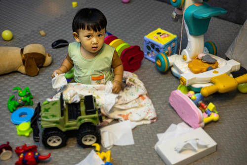 散らかる『子どものおもちゃ』どうしてる？スッキリ片付く【神収納棚】試してみて！100均やカラボでOK！