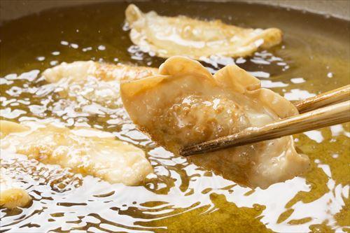 “焼くだけ”の人は絶対試して！冷凍餃子が【劇的に美味しく】なるアレンジレシピ♪