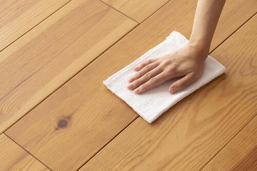 毎日の部屋掃除が【劇的にラクになる】時短テク！→みんな持ってる“身近なアイテム”が大活躍！？