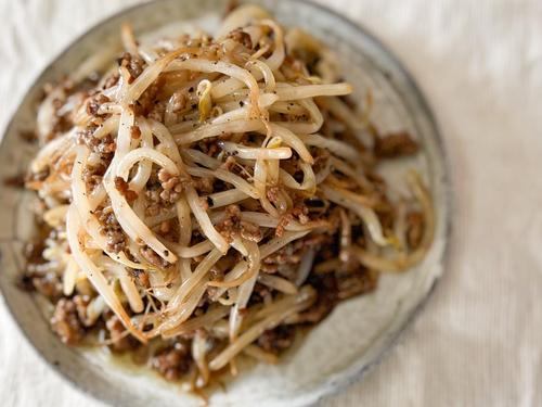 ご飯もお酒も進む♡「無限もやし炒め」簡単レシピ｜黒胡椒のパンチが決め手！