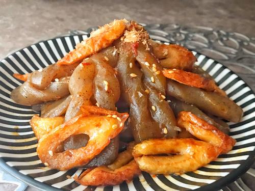 ごはんが止まらない！味しみ抜群♡「こんにゃくとちくわの甘辛炒め」簡単レシピ♪