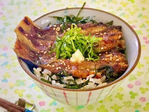 お箸が止まらない♡コクうま「ナスのかば焼き丼」簡単レシピ｜まるで“うな丼”級の仕上がり♪