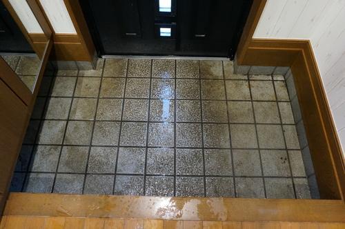 玄関タイルの【頑固な黒ずみ】→洗剤不要でみるみるキレイに！驚きの掃除テクを紹介♪「早く知りたかった…！」