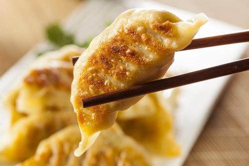 【冷めた餃子】焼き立ての“パリッと感”を復活させる裏ワザ紹介☆ベチャッとする人は絶対試して！