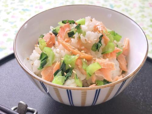 彩り華やか♡ヤミつき「鮭と小松菜の混ぜごはん」簡単レシピ｜お弁当が映えるよ♪
