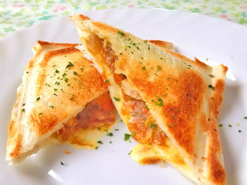 揚げないのに大満足♡残りカレーで作る「カレーパントースト」簡単レシピ｜サクッ＆とろ〜り♪