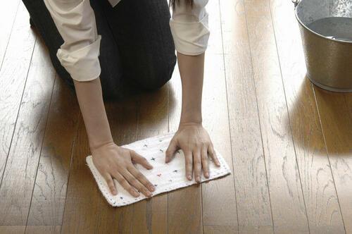 試したくなる！何しても落ちなかった【フローリングの頑固な黒ずみ】が“みるみる落ちる”掃除テク♪
