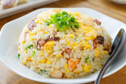 「それ入れちゃうの！？」←試す価値アリ！【チャーハン】が“砂糖”ひとつでお店レベルの味になるよ♪