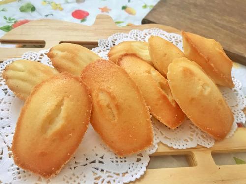 “サクふわ食感”がたまらない♪泡立て不要な「魔法のマドレーヌ」簡単レシピ♡何度も作りたくなる！