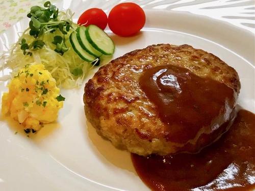洗い物ほぼゼロ♪袋でこねるだけの 「絶品ハンバーグ」簡単レシピ｜ラクなのにふっくらジューシー♡