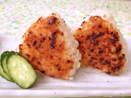 一度食べたらハマる♡梅×みその最強コンビで作る簡単焼きおにぎり♪朝ごはんにも夜食にも◎