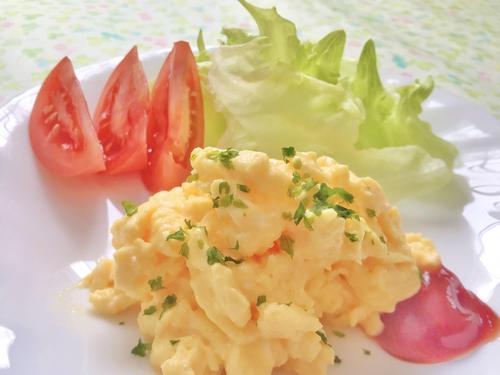 レンジでふわとろ♡「スクランブルエッグ」の簡単レシピ｜フライパン不要＆混ぜてチンするだけ☆