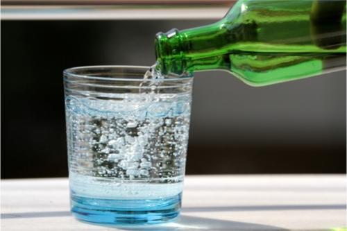 「その発想はなかった…」残った炭酸水は【万能スプレー】として掃除に使おう♪汚れもめっちゃ落ちるよ！