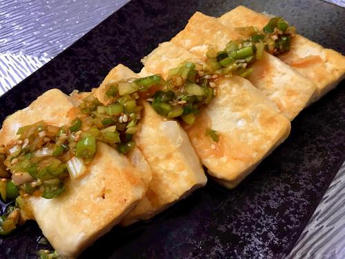満足感すごい！外カリッ中ふわっ♡ ごはんもお酒も止まらない「韓国風焼き豆腐」簡単レシピ♪