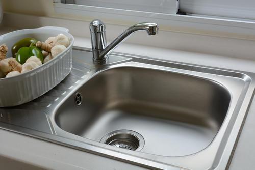 熱湯←シンクに流すの今すぐヤメて！修理代が膨らむ【驚愕のリスク】麺やゆで卵のゆで汁もダメ！