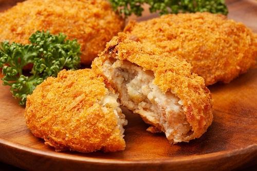感動！余ったコロッケが【激ウマ料理】に大変身♪簡単リメイク術に→「この発想はなかった！」