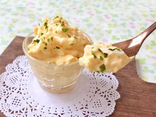 まるで専門店の味♡ふわとろ食感がたまらない『究極の卵サラダ』簡単レシピ｜たったひと手間で感動の味わいに！