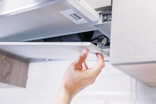 電気代アップの原因かも！？換気扇の“頑固な油汚れ”がみるみる落ちる！オドロキの掃除テク教えます☆