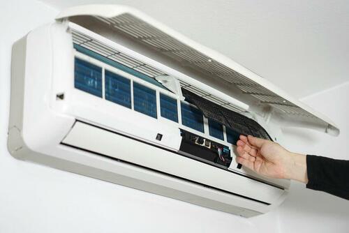 【恐怖】放置すると“カビ”を吸い込むことに…！？今やっておきたい『エアコンフィルター』のカンタン掃除術☆