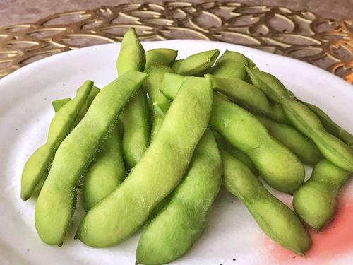 ビールが進む！枝豆をたった“ひと手間”で【劇的に】おいしくする裏ワザ♪絶妙な塩気がたまらない♡